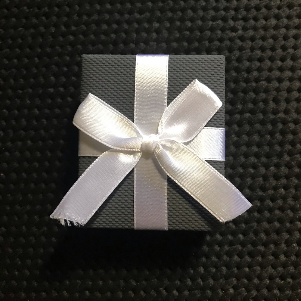 💫BNWB Sterling Silver Hoop Earrings💫